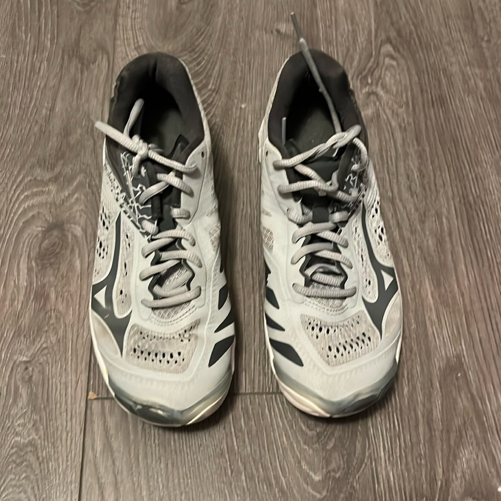 Indoor volleyball sneakers size 8.5 ladies final price is listed no wiggle room